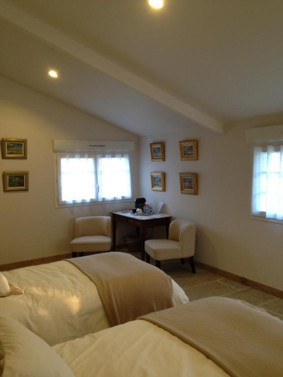 Le Manoir De La Vieille Douve Bed and Breakfast Bourg-d'Ire Camera foto