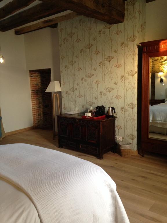 Le Manoir De La Vieille Douve Bed and Breakfast Bourg-d'Ire Camera foto
